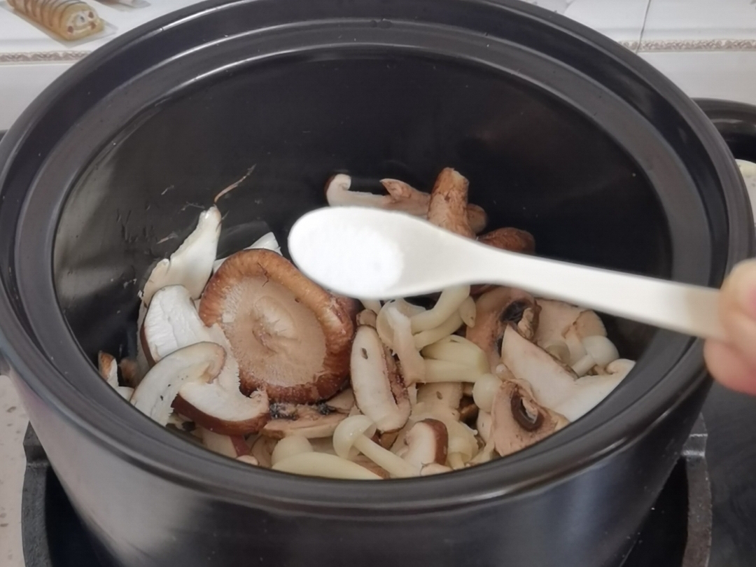 Three Kinds of Mushrooms are Simmered in A Pot of Soup for 8 Minutes, Which Can be Enjoyed in All Seasons. recipe