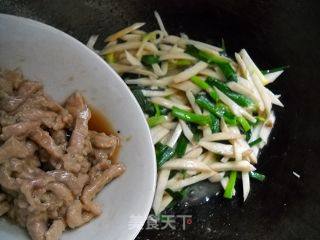 Pleurotus Eryngii with Garlic Sprouts recipe
