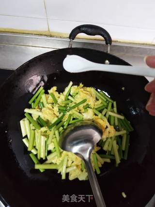 Scrambled Eggs with Garlic Moss recipe