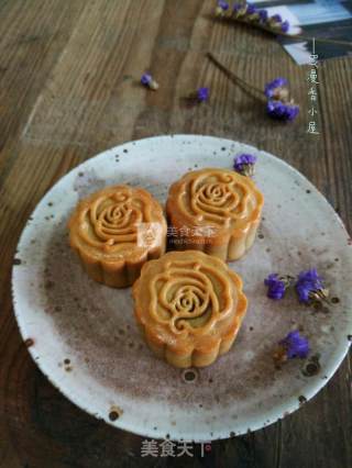 Bean Paste and Egg Yolk Guangyue recipe