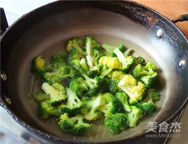 Broccoli Mixed with Black Fungus recipe