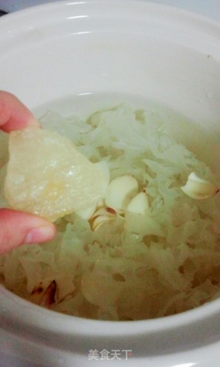 【white Fungus Lily Snow Pear Soup】beautify The Skin and Clear The Lungs recipe