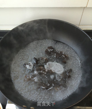 Stir-fried Pork with Cabbage and Fungus recipe