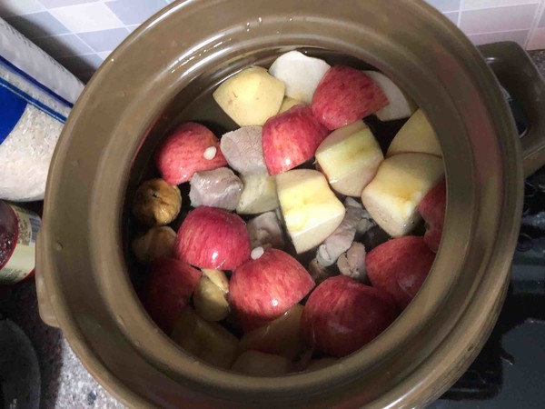 Fig, Apple, Sydney and Pork Tendon Soup recipe