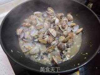 Stir-fried Clam with Perilla Bean and Garlic recipe