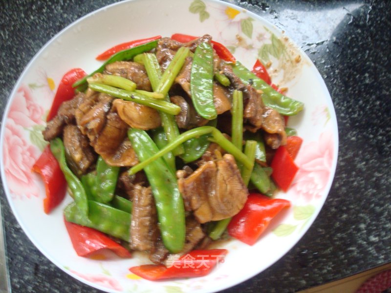 Stir-fried Eel Slices with Parsley and Lotus Beans recipe