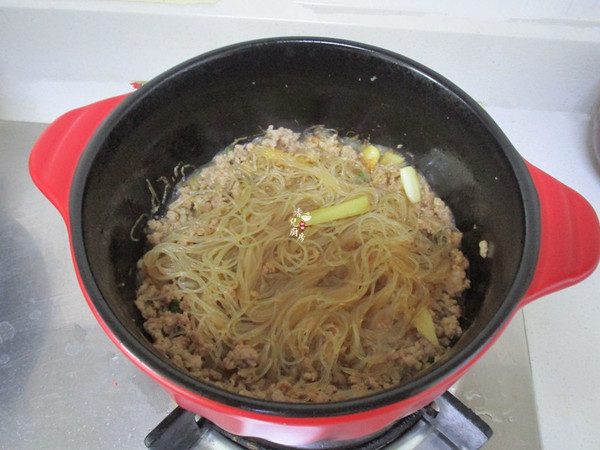 Clams with Minced Meat and Vermicelli in Clay Pot recipe