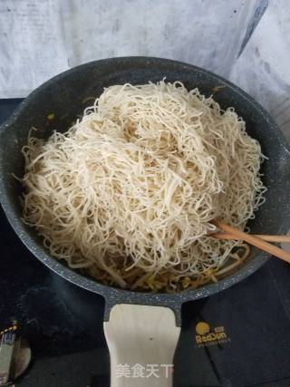 Fried Noodles with Soy Sprouts and Pork recipe