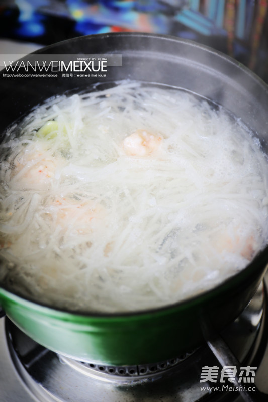 Shredded Radish and Shrimp Ball Soup recipe
