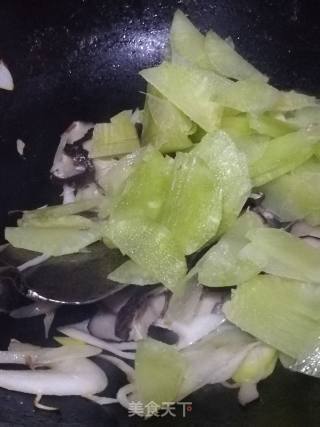 Stir-fried Mushrooms with Lettuce recipe