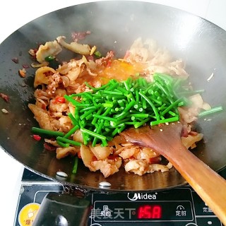 Stir-fried Pork Cheek with Garlic Sprouts recipe