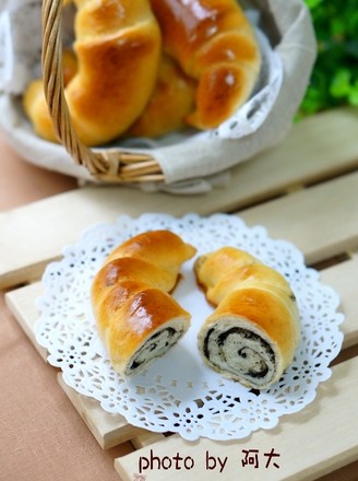 Black Sesame Croissant