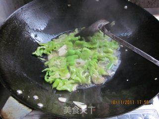 Stir-fried Bamboo Fungus with Green Pepper recipe