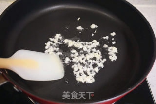 Stir-fried Macaroni with Mussels in Tomato Sauce recipe