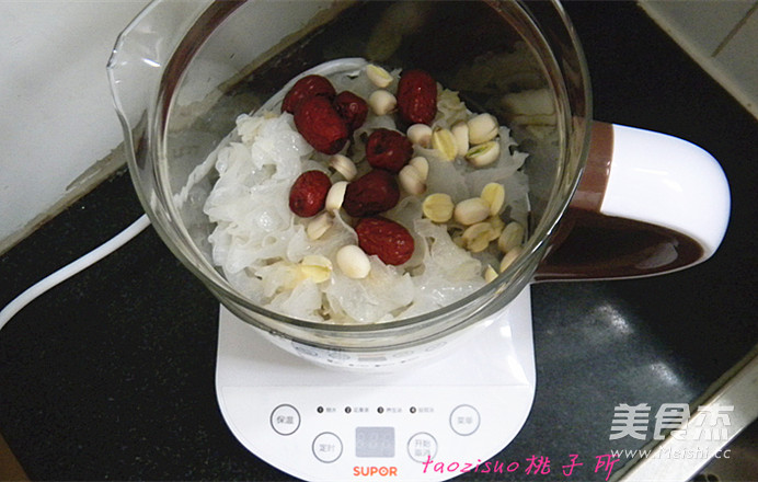 Lotus Seed and Tremella Soup recipe