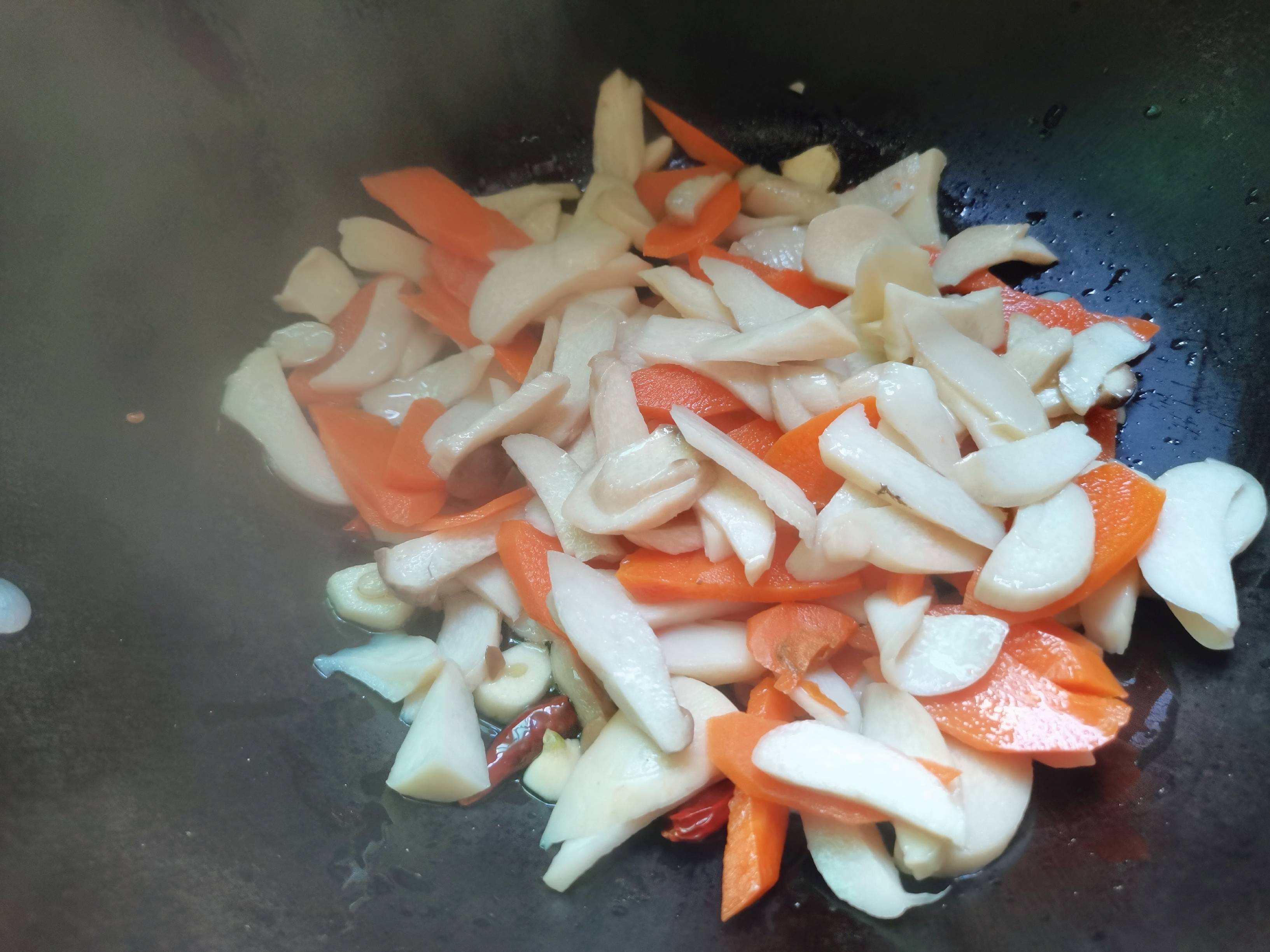 Fried Pleurotus Eryngii with Carrots recipe