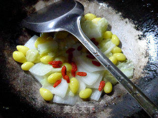 Stir-fried Cabbage with Silver Almonds recipe