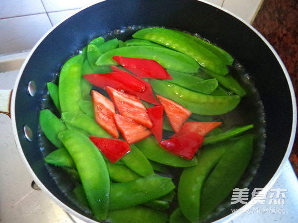 Fried Chicken Gizzards with Snow Peas recipe