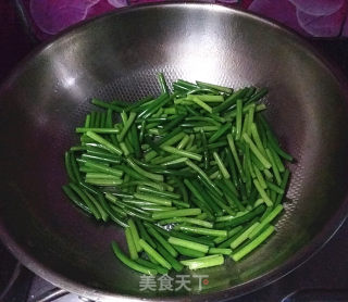 Stir-fried Sausage with Garlic Sprouts recipe