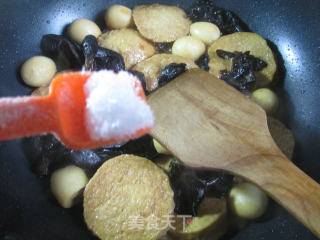 Roasted Round Vegetarian Chicken with Black Fungus and Quail Eggs recipe