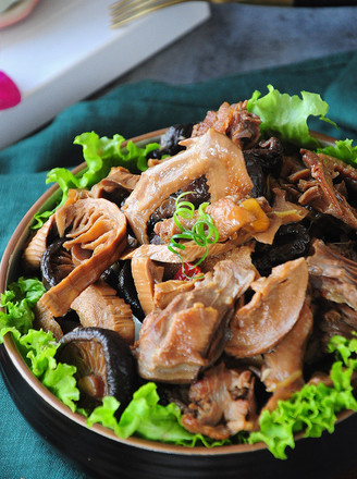 Stir-fried Pigeon with Mushrooms and Dried Bamboo Shoots recipe