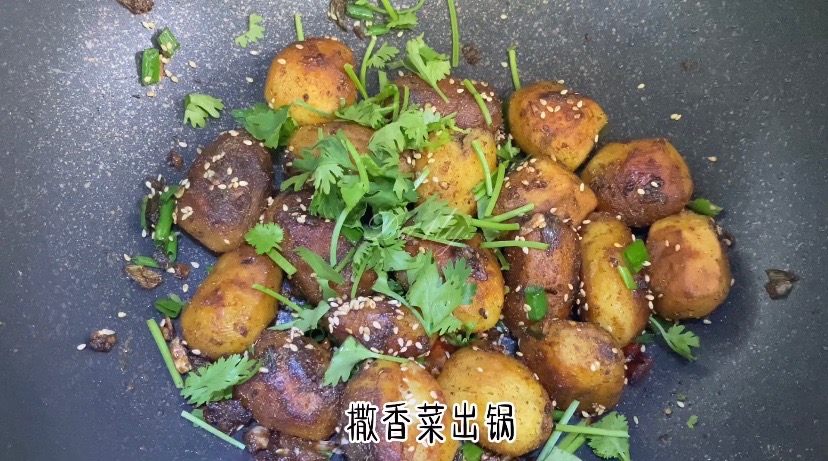 Crispy on The Outside and Sticky on The Inside, Kills The Pan-fried Small Potatoes at The Roadside Stall recipe