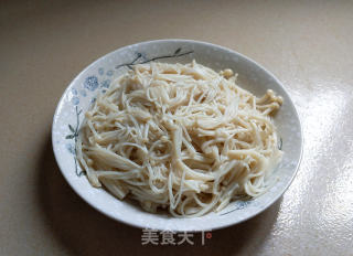 Stir-fried Enoki Mushrooms with Tomatoes recipe