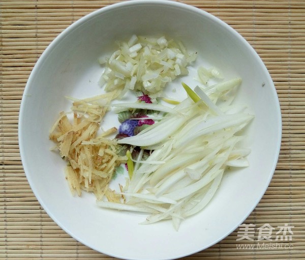 Braised Noodles with Beans, Seaweed and Cabbage recipe