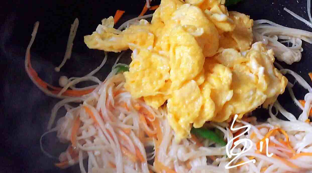 Fried Eggs with Enoki Mushroom recipe