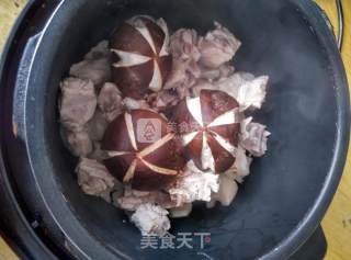 Stewed Pork Ribs with Mushrooms and Lotus Root recipe