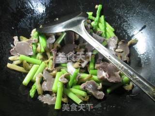 Stir-fried Goose Gizzards with Shredded Mustard and Asparagus recipe