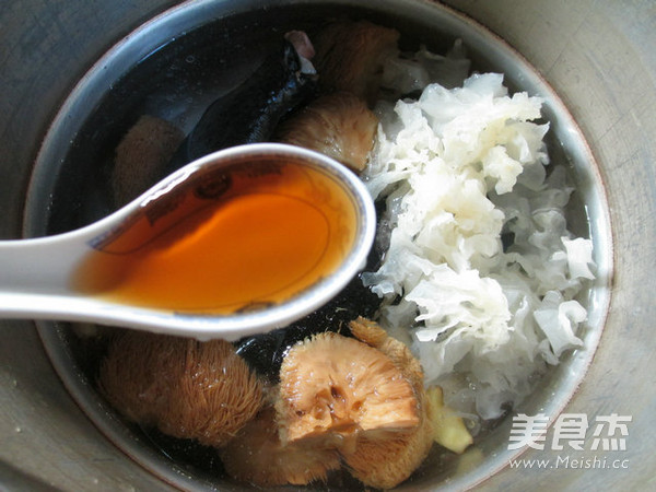 Hericium and White Fungus Black Chicken Soup recipe