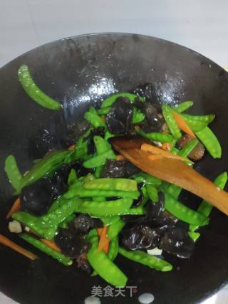 Fried Sausage with Snow Pea recipe