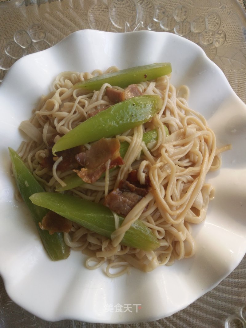Braised Noodles with Lettuce and Bacon recipe