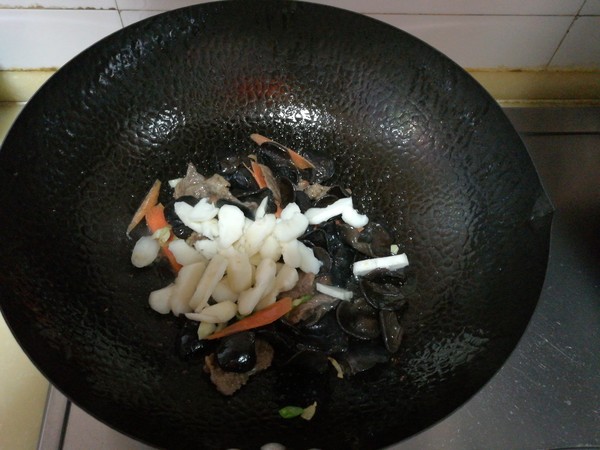 Stir-fried Beef with Water Chestnuts and Fungus recipe