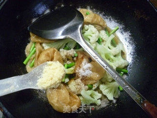 Stir-fried Cauliflower with Garlic Stalk Oil and Gluten recipe