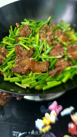 Stir-fried Rice Noodle Pork with Garlic Moss recipe