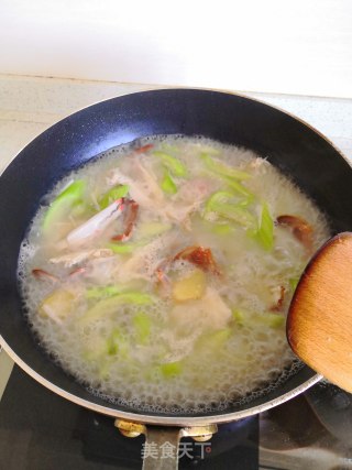 Swimming Crab and Loofah Soup recipe