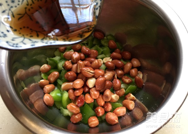 Green Peppers Mixed with Peanuts recipe