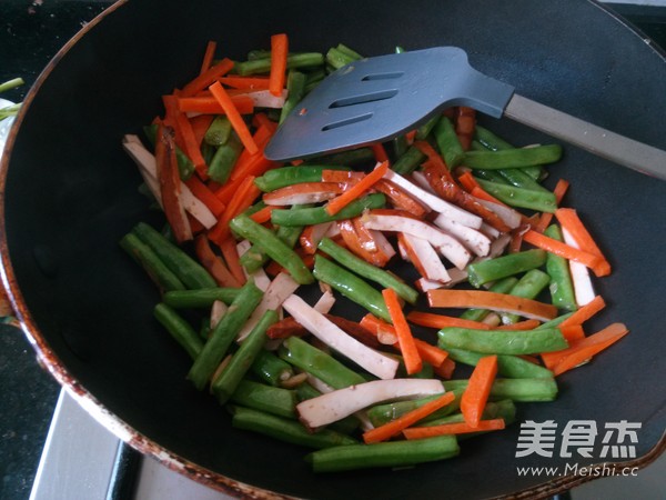 Braised Noodles with Beans recipe