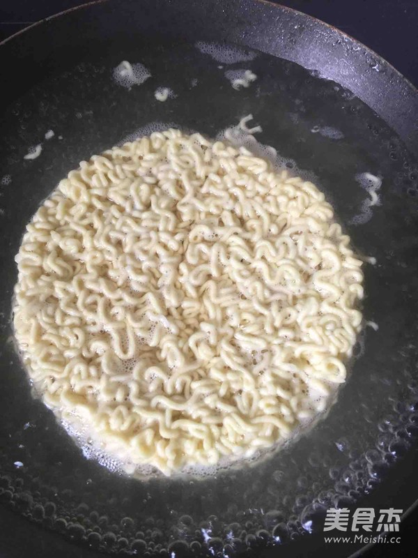 Super Delicious Quick Fried Instant Noodles recipe