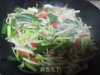 Stir-fried Celery with Shredded Radish recipe