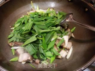 Stir-fried Pork with Garlic Sprouts recipe