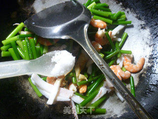 Stir-fried Double Fresh with Garlic Stalks recipe