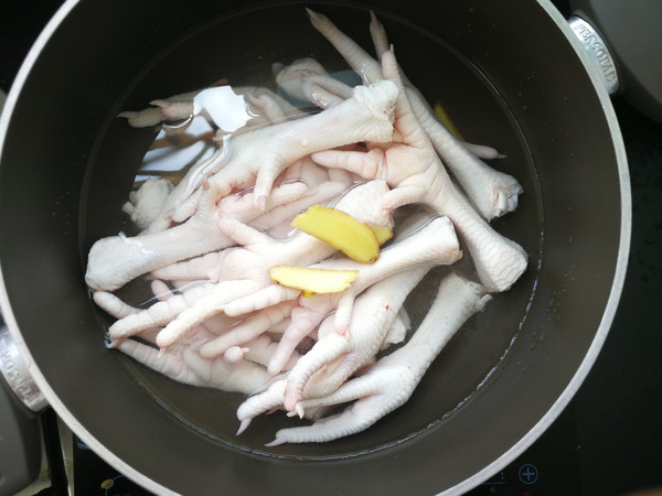 Sauce-flavored Braised Chicken Feet recipe