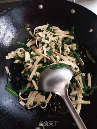 Stir-fried Dried Tofu with Chives recipe