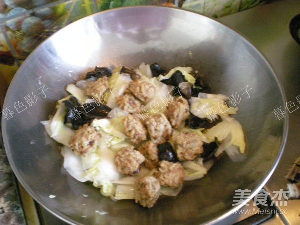 Braised Meatballs with Cabbage and Fungus recipe