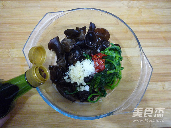 Spinach with Fungus recipe