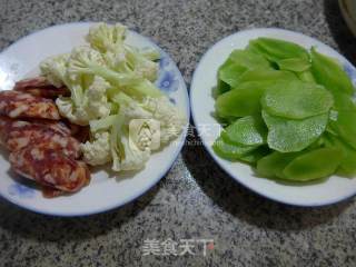 Stir-fried Lettuce with Cauliflower Spicy Sausage recipe