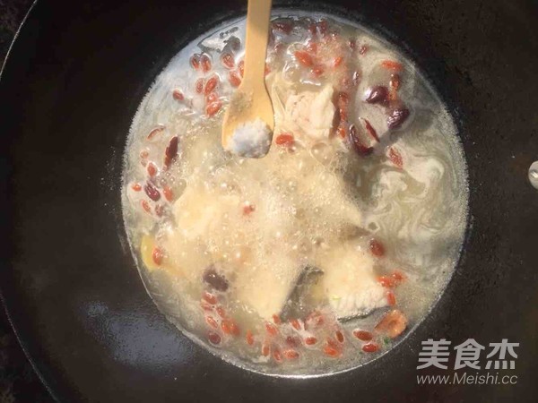 Chinese Wolfberry and Red Dates Fish Bone Soup recipe